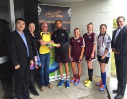 与昆士兰州15岁青少年女队部分球员的合影