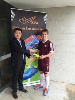 江艇先生与昆士兰州15岁青少年男队队长尼克的合影