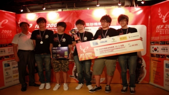 韩国IEF组委会主任申光五先生颁奖予反恐精英冠军队伍RS队