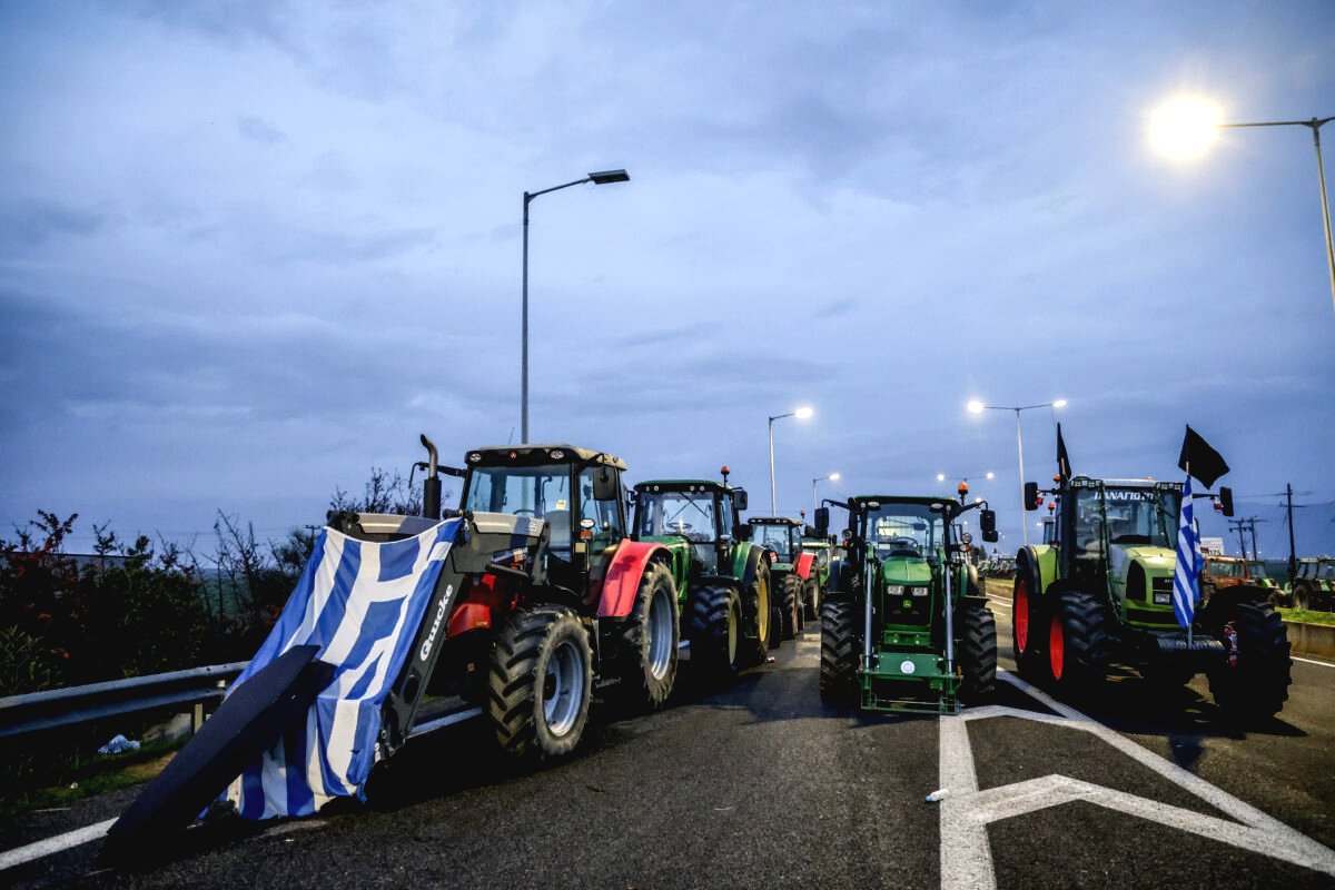 Αγρότες κλιμακώνουν κινητοποιήσεις με 48ωρους αποκλεισμούς εθνικών οδών και τελωνείων