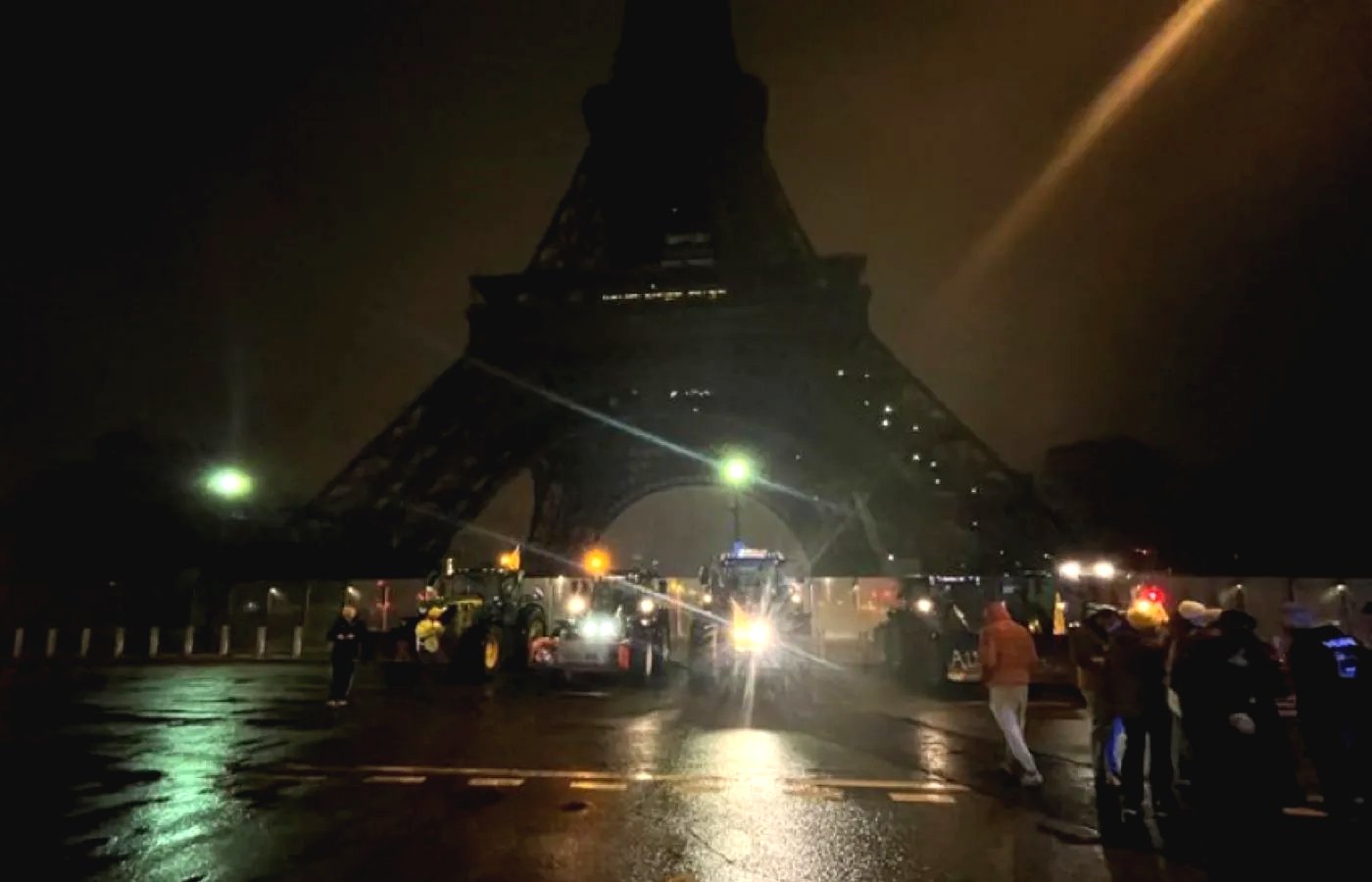 Αγρότες με τρακτέρ απέκλεισαν το Παρίσι και διαδήλωσαν κοντά στον Πύργο του Αϊφελ