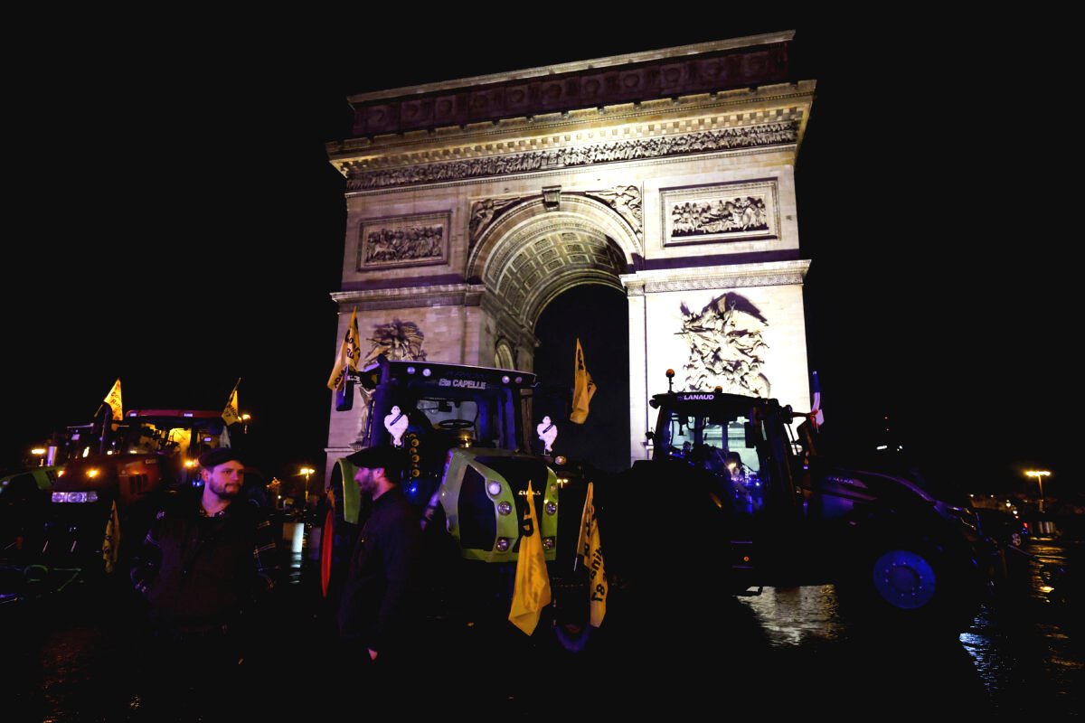 Αγρότες με τρακτέρ έφτασαν στο Παρίσι και διαμαρτύρονται κοντά στον Πύργο του Άιφελ