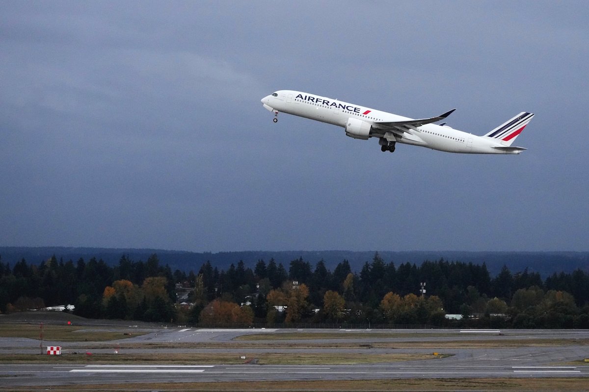 Γαλλία: Ματαιώνονται το 15% των πτήσεων στα αεροδρόμια Ορλί και Σαρλ ντε Γκολ λόγω χιονοπτώσεων