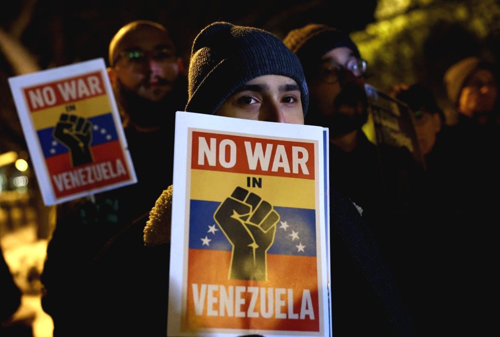 Η Κολομβία προειδοποιεί για καταστροφή στη Λατινική Αμερική μετά από βομβαρδισμούς των ΗΠΑ στη Βενεζουέλα και τη σύλληψη Μαδούρο