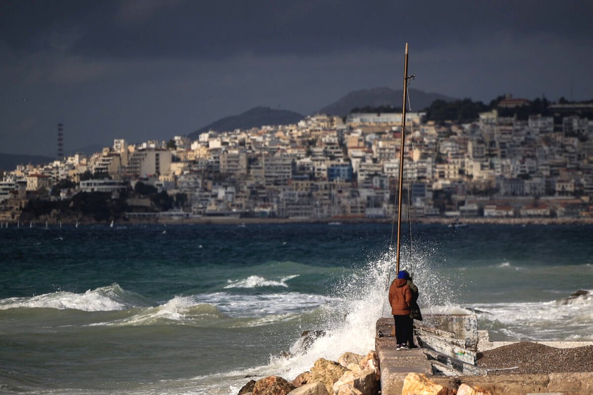Καιρός αύριο: Ισχυροί άνεμοι 8 μποφόρ στο Αιγαίο και βροχές σε διάφορες περιοχές