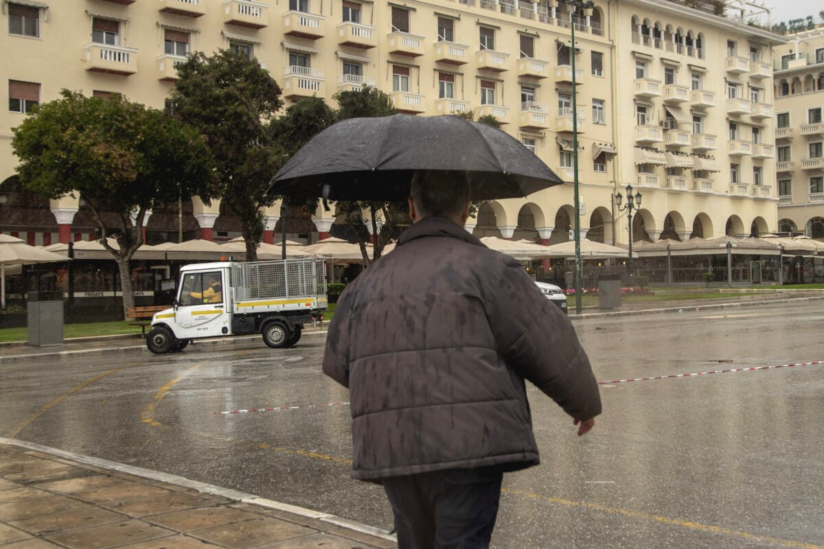 Καιρός: Ισχυρές βροχές και καταιγίδες σε Ήπειρο, Αιτωλοακαρνανία, Ιόνια Νησιά, Μακεδονία-Θράκη και Πελοπόννησος – άνεμοι έως 9 μποφόρ