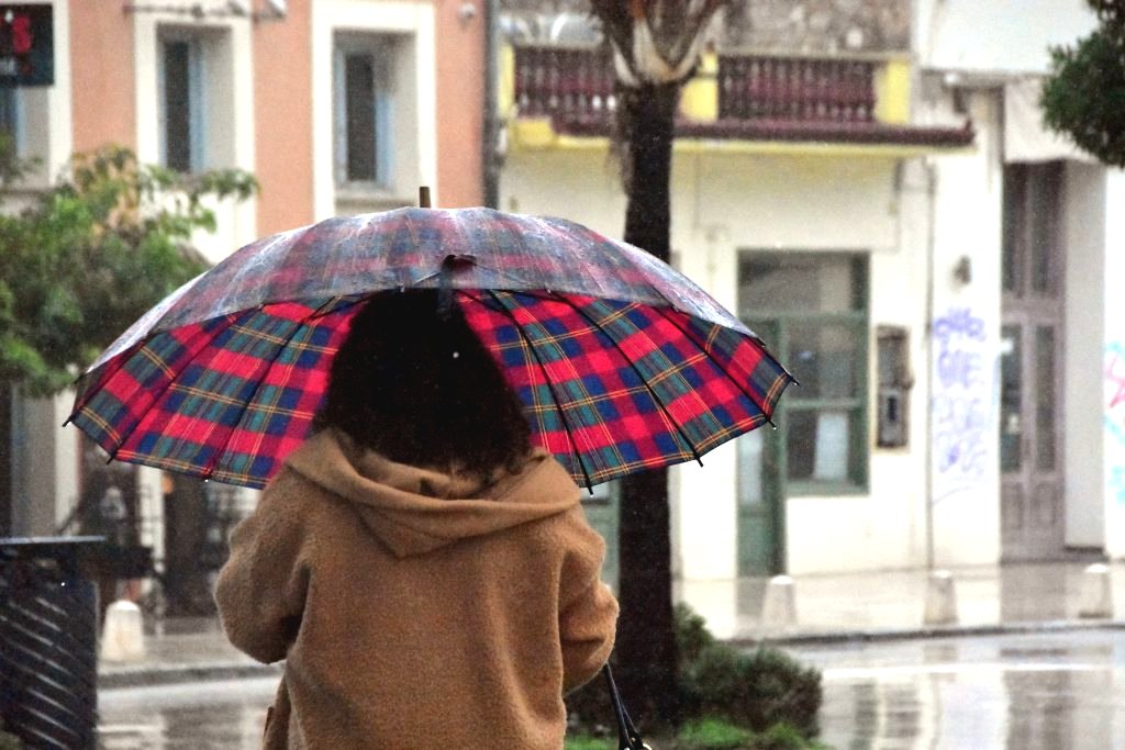 Καιρός: ισχυρές βροχές και καταιγίδες στα δυτικά, χιόνια στα ορεινά και θυελλώδεις άνεμοι έως 9 μποφόρ