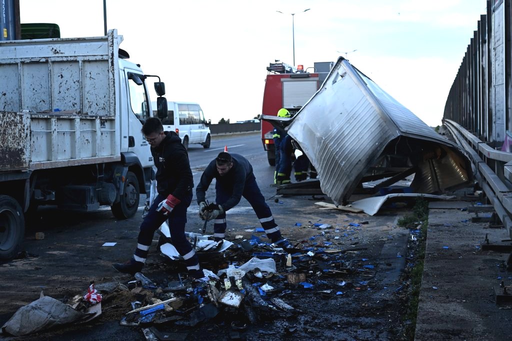 Νεκρός οδηγός σε σύγκρουση δύο φορτηγών στην Κηφισό