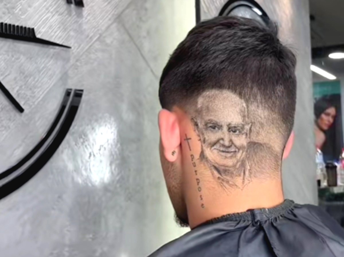 Όταν ο Γιώργος Παπαδάκης αποτυπώθηκε σε κούρεμα – Ο καλλιτέχνης που «ζωγράφισε» το πρόσωπο του δημοσιογράφου σ