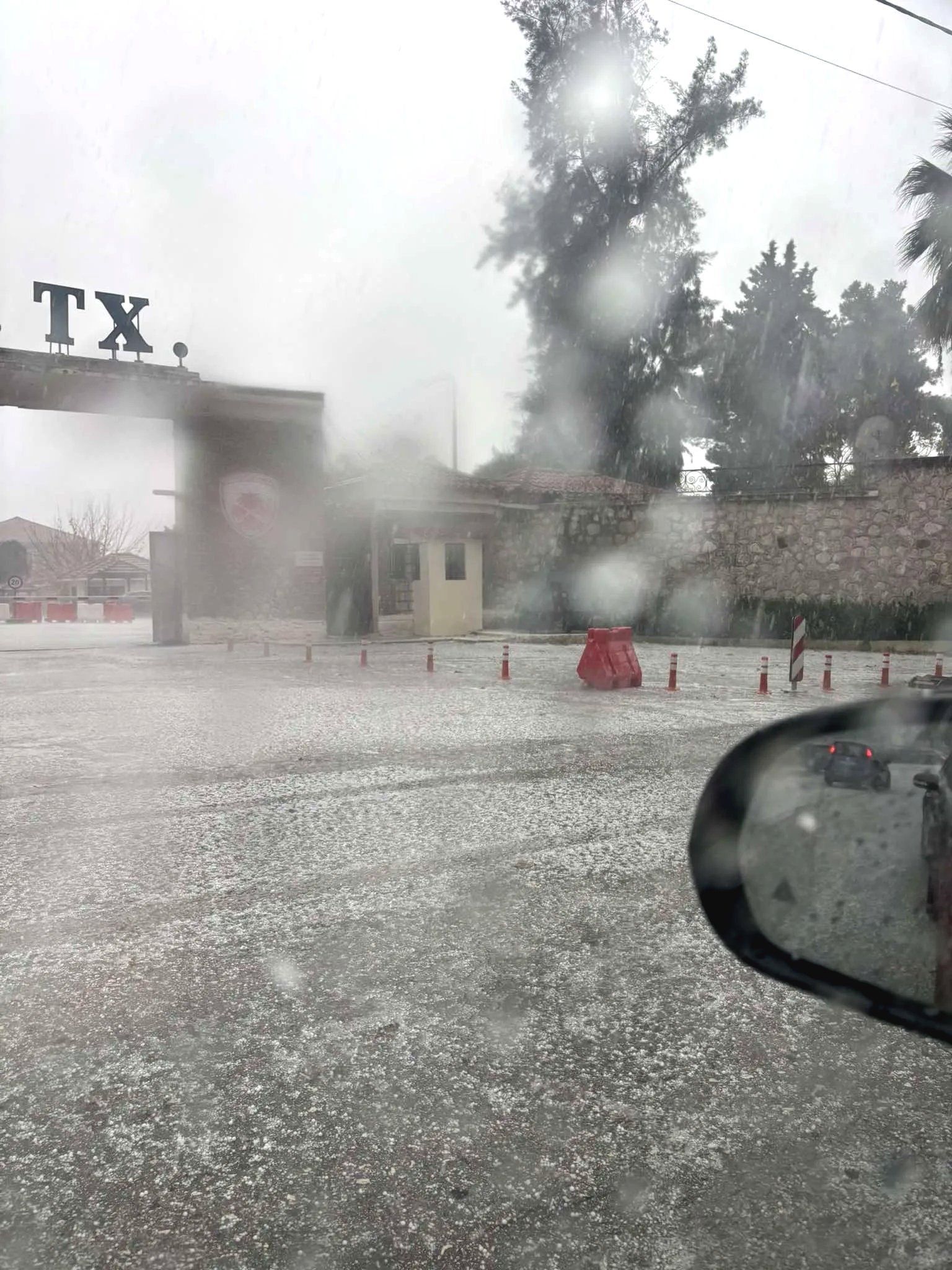 Πάτρα: Ισχυρή χαλαζόπτωση κάλυψε δρόμους και πλημμύρες στην παραλιακή οδό, κλείνει το Ρίο-Αντίρριο