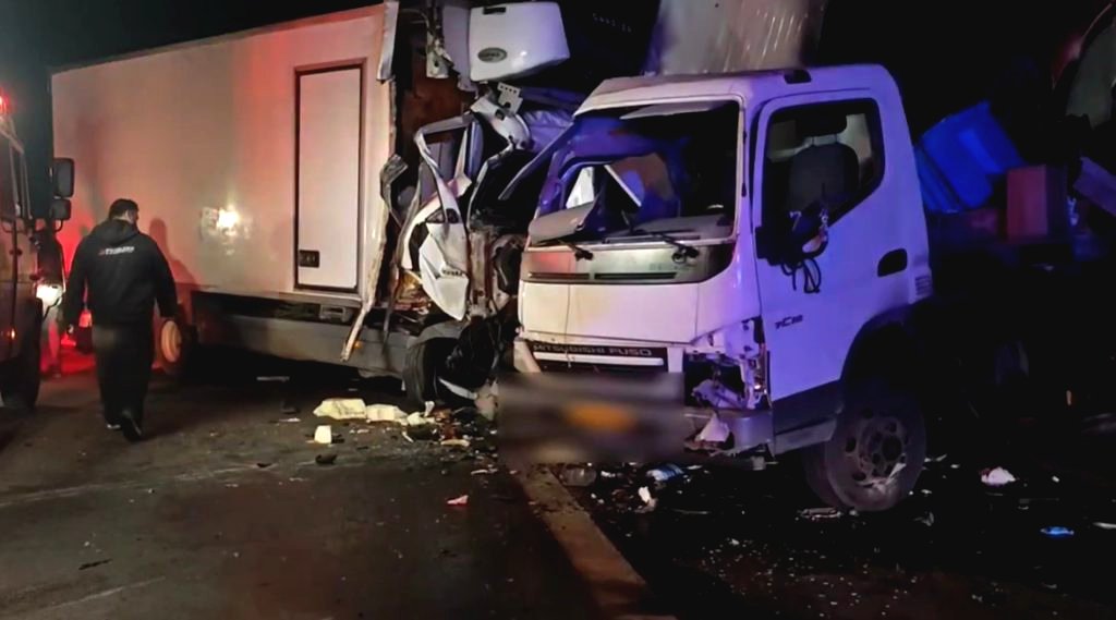 Σοβαρό τροχαίο δύο φορτηγών στον Κηφισό: έσπασε τις μπάρες και πέρασε στο αντίθετο ρεύμα