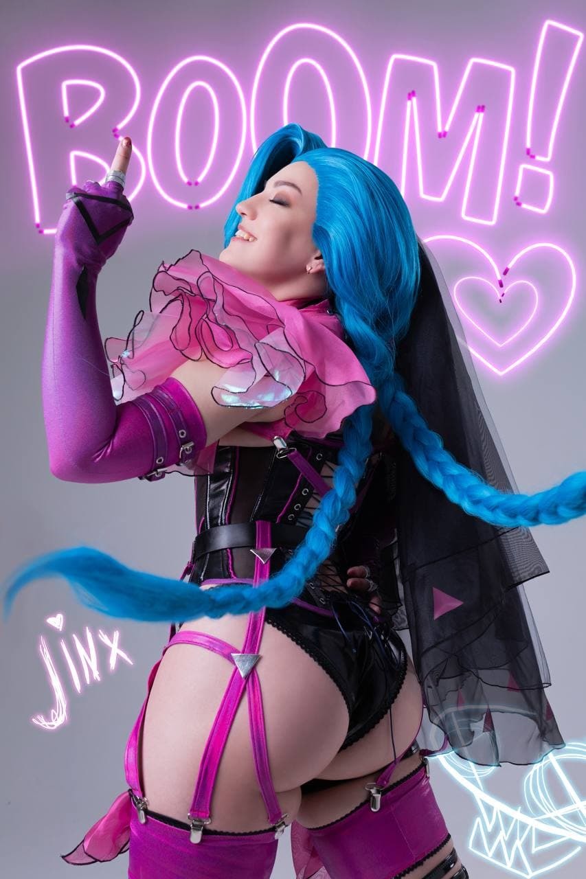 View Jinx cosplay by ZoeVolf, swipe for a booty close up for free | Simply- Cosplay