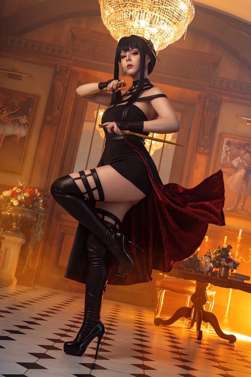 View Disharmonica Yor Briar Cosplay (Spy x Family) for free | Simply-Cosplay