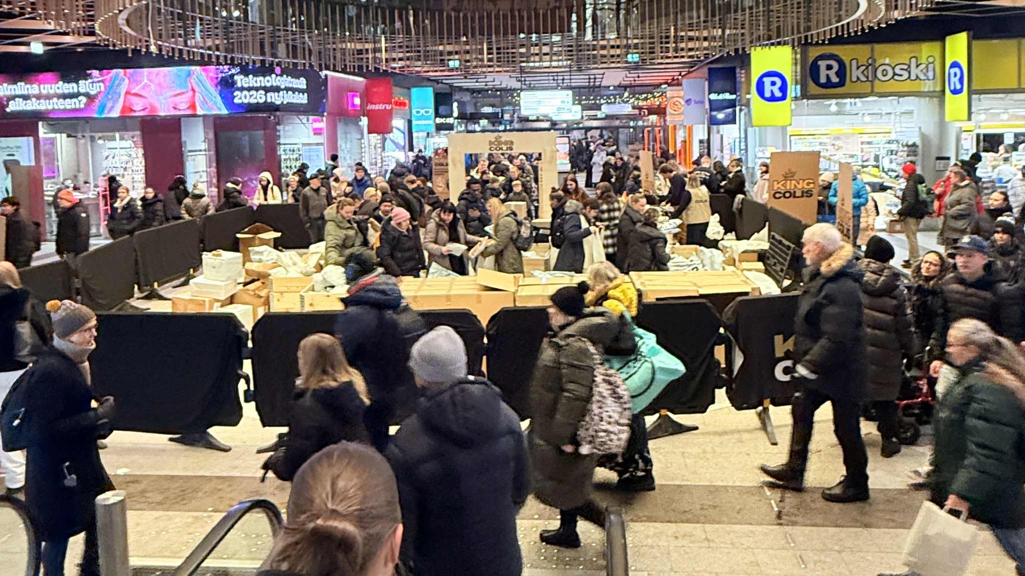 Mystery Package Pop-Up Draws Curious Shoppers to Kamppi