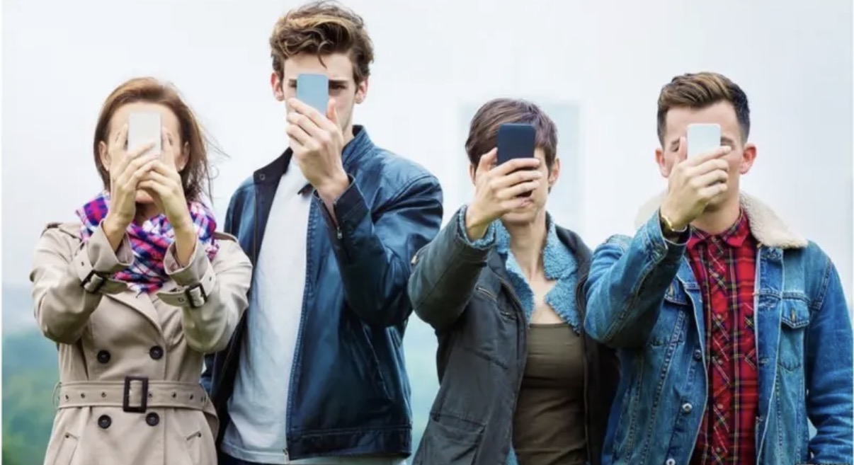 Most Young Adults in Finland Say Smartphones Are Harming Wellbeing, Survey Finds