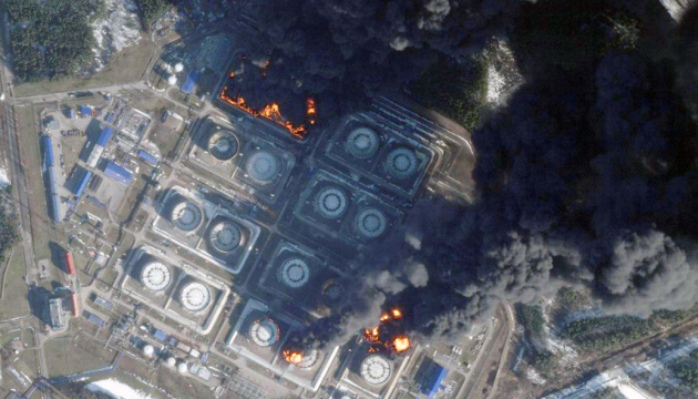 Ukraine Blasts Four Giant Oil Tanks in Samara