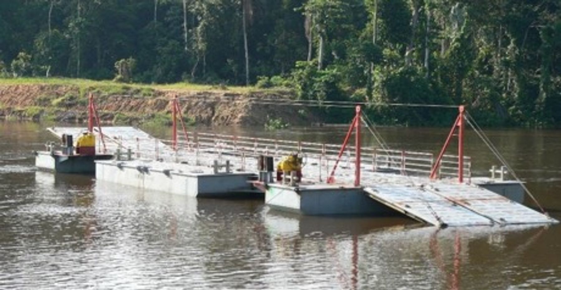 We got to know and appreciate a very special client in 2011. Together with Welthungerhilfe we built and put into operation 2 ferries in the D.R. Congo under difficult conditions 6000 km away from Unkel. Together with WHH we managed in only 2 1/2 years to build the ferry connections across the rivers Lubutu and Lowa as part of the road construction project Obokote/Ungandula-Punia. On January 29, 2014, the ferry connections were ceremoniously opened by the German Ambassador Dr. Wolfgang Manig.