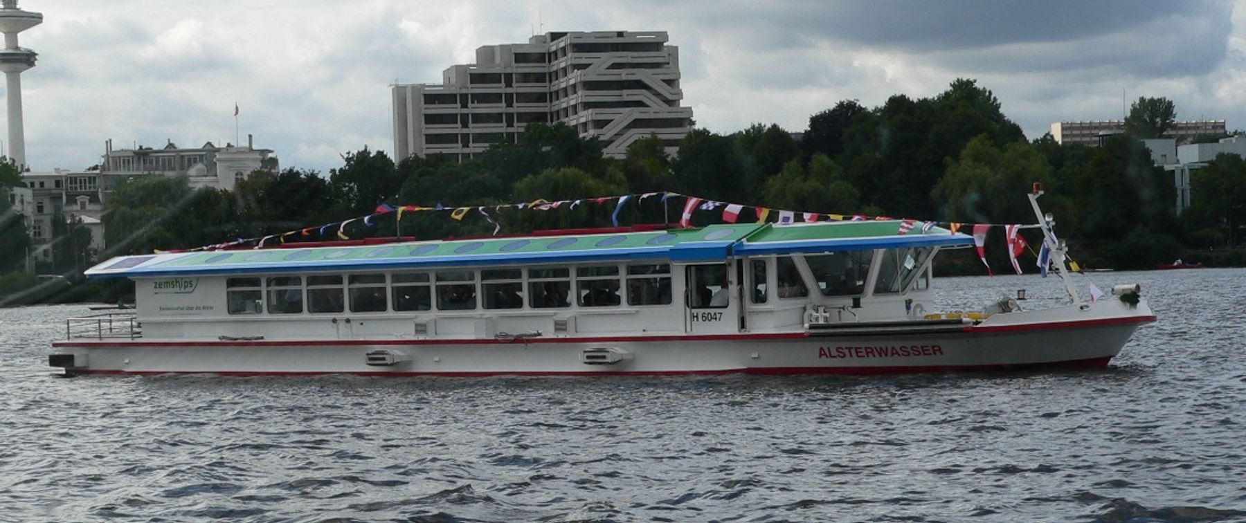 Hydrogen day tour vessel