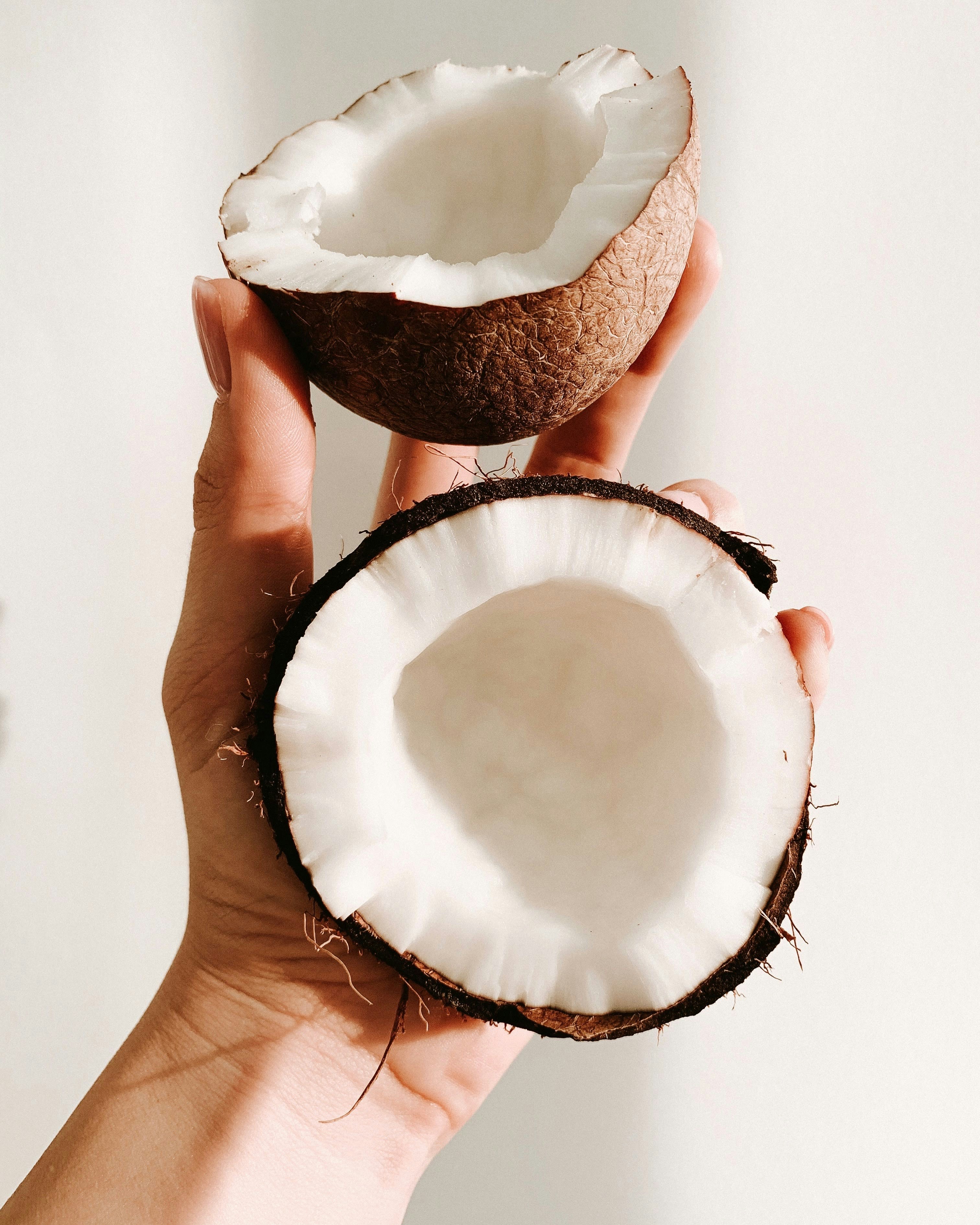 Uleiul de cocos – hrana naturala pentru piele si par