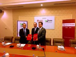 SmartTrans Chairman the Hon. Mark Vaile AO and Managing Director Bryan Carr at the signing of the Wjike agreement with Wjike CEO Liu Yibo.