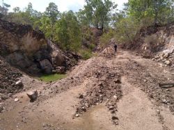 Figure B1. Booths Prospect open cut. Pegmatite dips at 40 degrees to the left of the frame (NE) and true width is approx. 20m at this location.