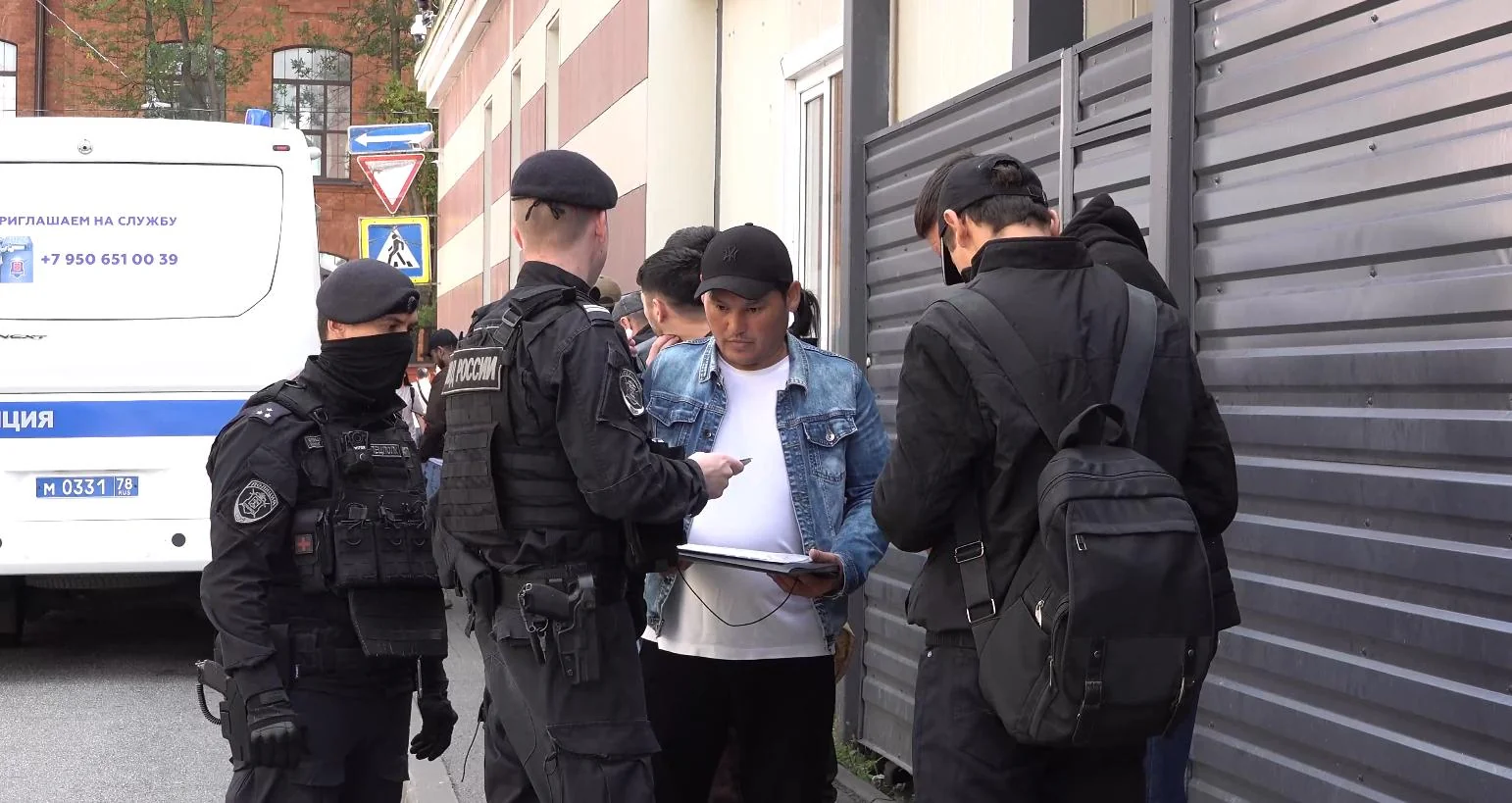 Санкт-Петербургда миграция рейди: Красного Текстильщика кўчасида ноқонуний мигрантлар қидирилди