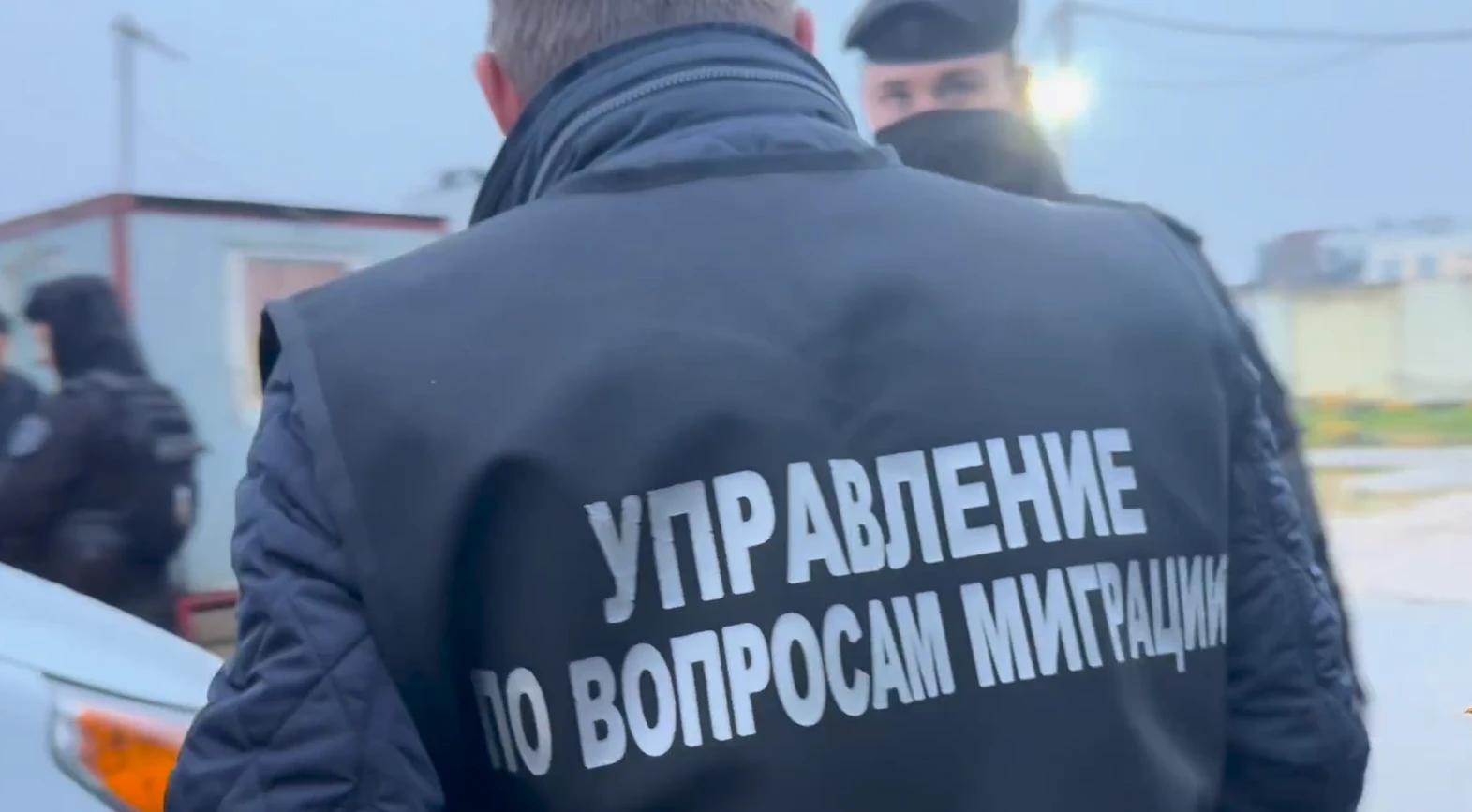 Санкт-Петербургдаги қурилиш майдончасида 300 нафар мигрант текширувдан ўтказилди