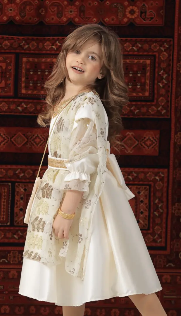 فستان نور الابيض