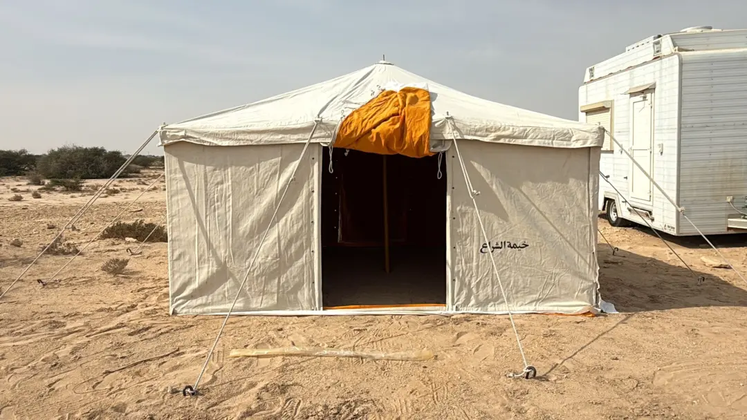 خيمة المبيت مع الاعمده الوسطية