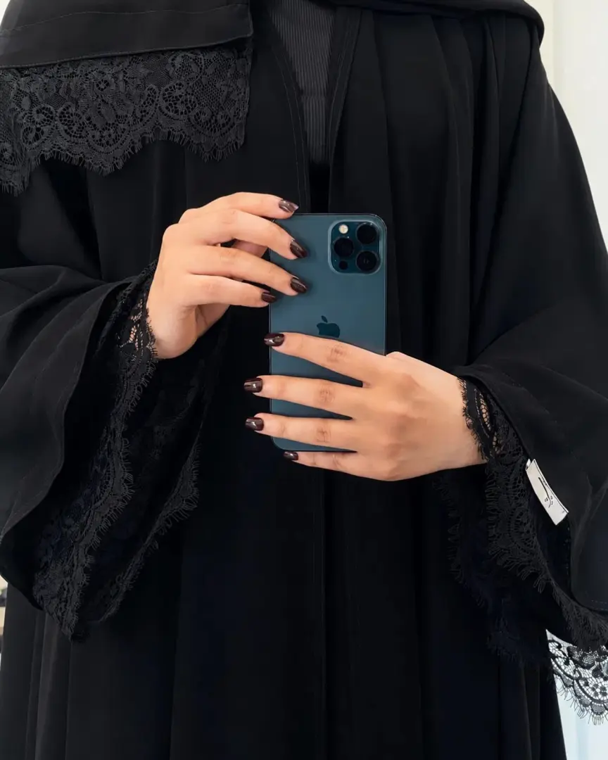 عباية دانتيل سوداء