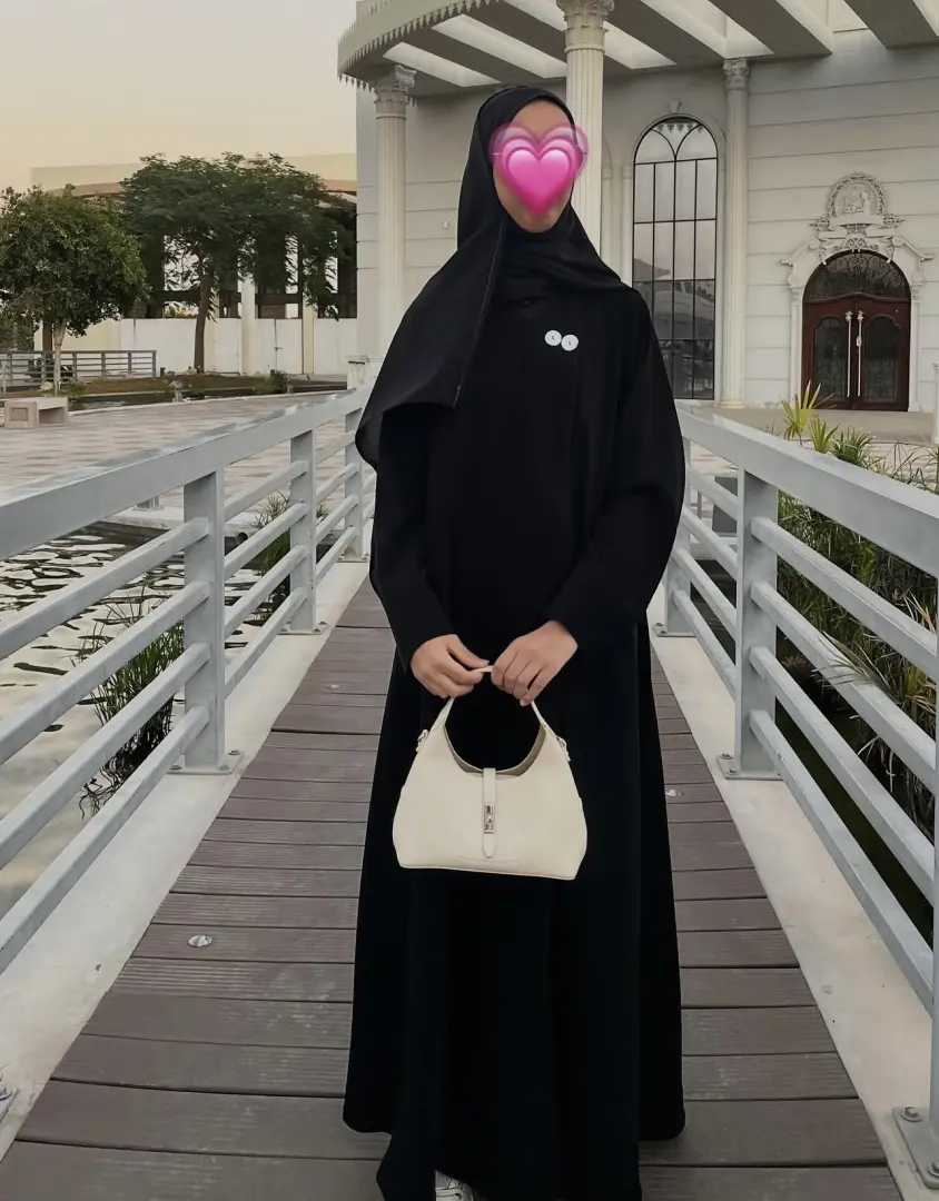 عبايه بتصميم انيق