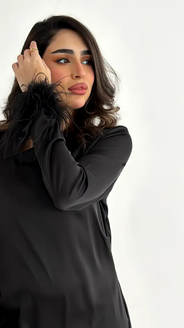 فستان أسود أنيق مزين بالريش