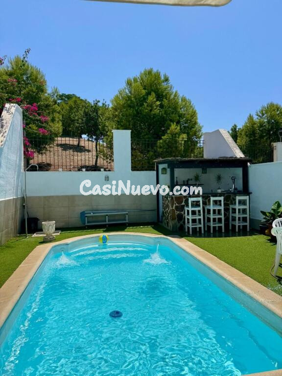 Encantadora casa con piscina y jardín.