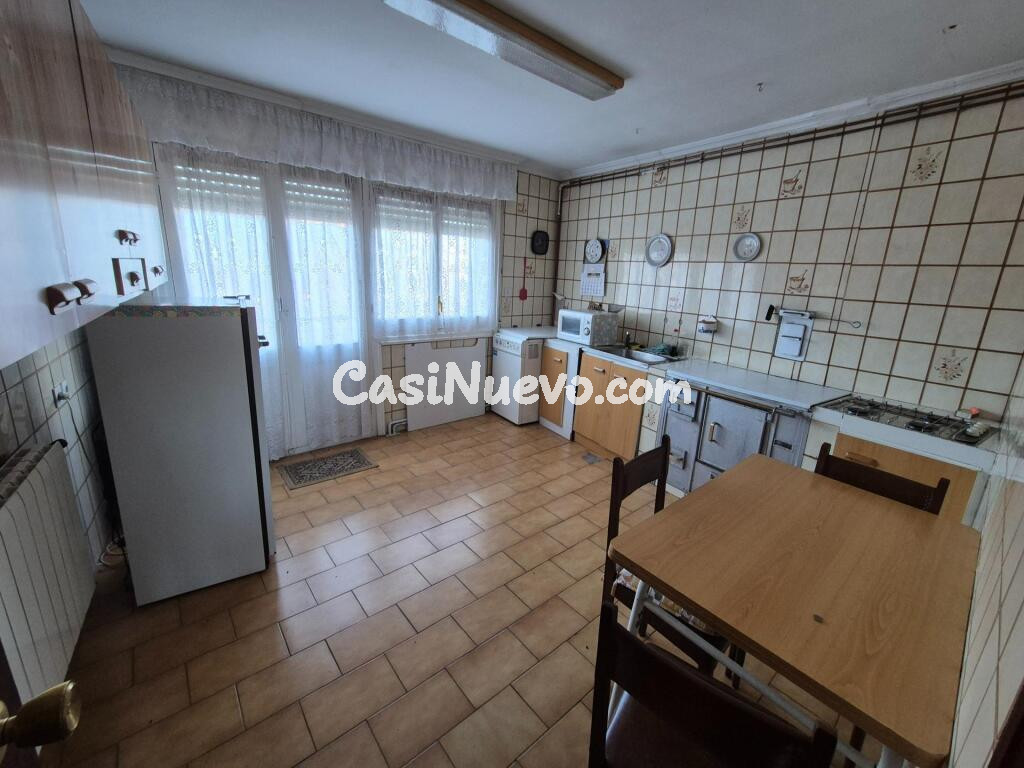 Piso en Almanza de tres habitaciones  con tres balcones