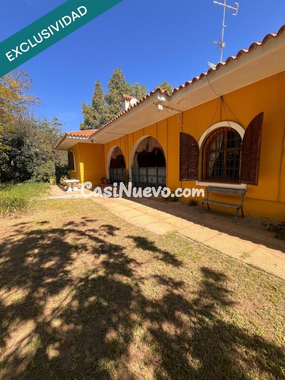 Vive a 5 minutos de la ciudad con la tranquilidad de 4800 m² de parcela.