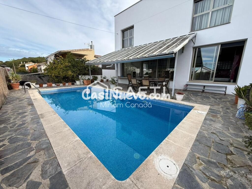 Casa amplia con piscina y jacuzzi en Calafell
