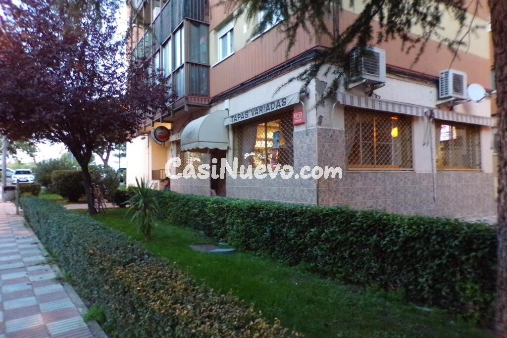 Venta dos locales .Bar- cafetería en funcionamiento, con clientela suficiente para pagar las letras y local almacén en el mismo precio.