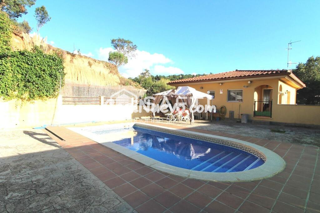 Preciosa casa 4 habitaciones con piscina y vistas despejadas!!