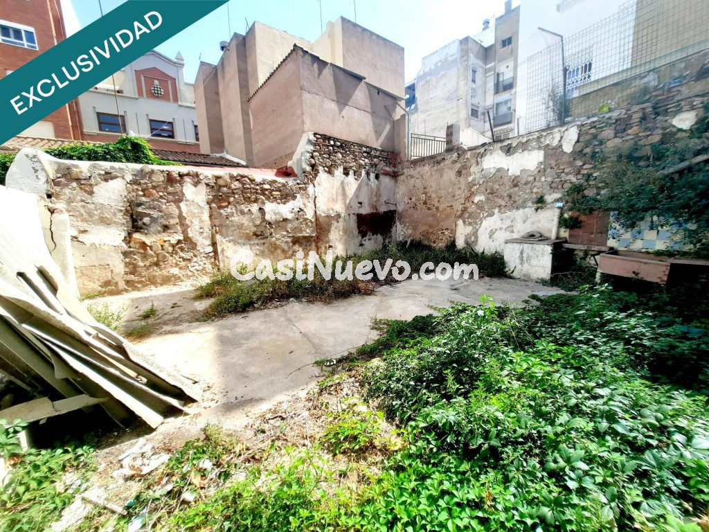 Fabulosa propiedad a reformar con gran jardín.