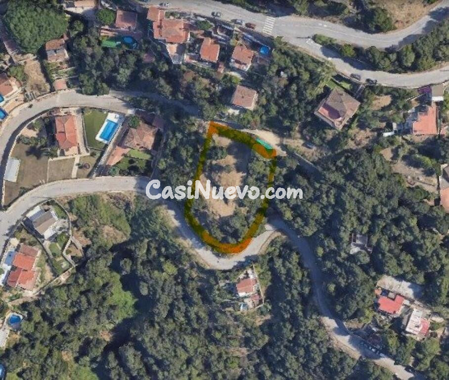 Terreno con vistas únicas al mar y montaña