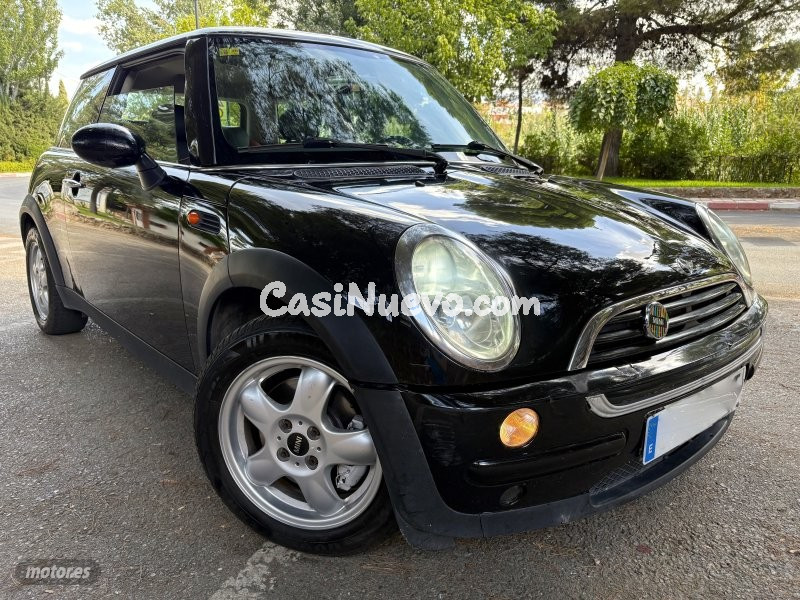 Mini Cooper 1,6 PIEL piel INDIVIDUAL-KLIMA-LLANTAS-PARKTRONIC de 2005 con 290.000 Km por 2.900 EUR. ...