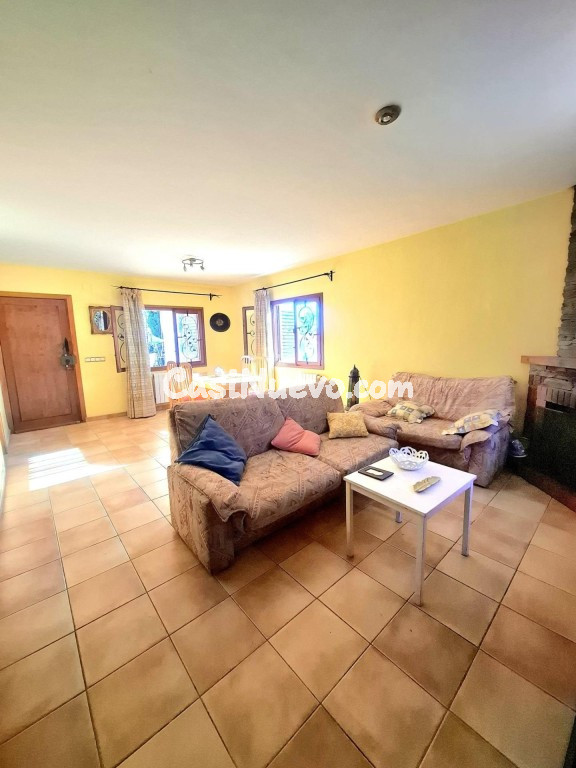 Villa reformada con piscina y pozo en zona premium