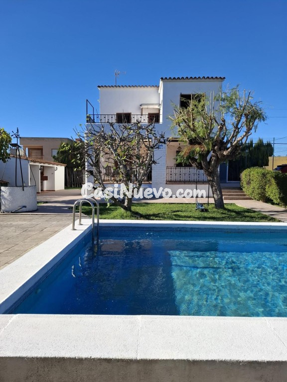 Villa reformada con piscina y pozo en zona premium
