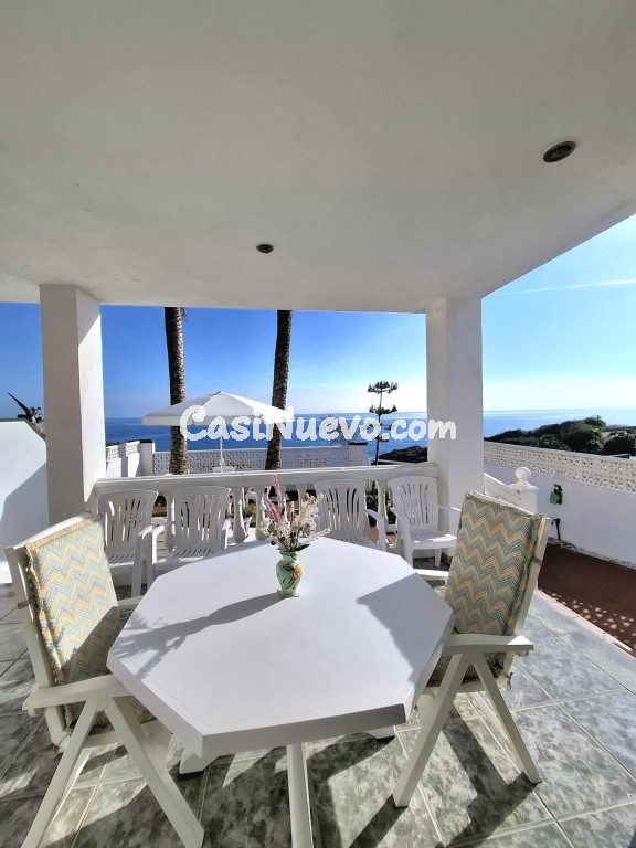 Villa pareada en primera línea con vistas al mar