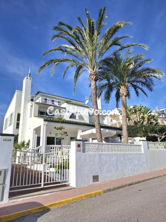 Villa pareada en primera línea con vistas al mar
