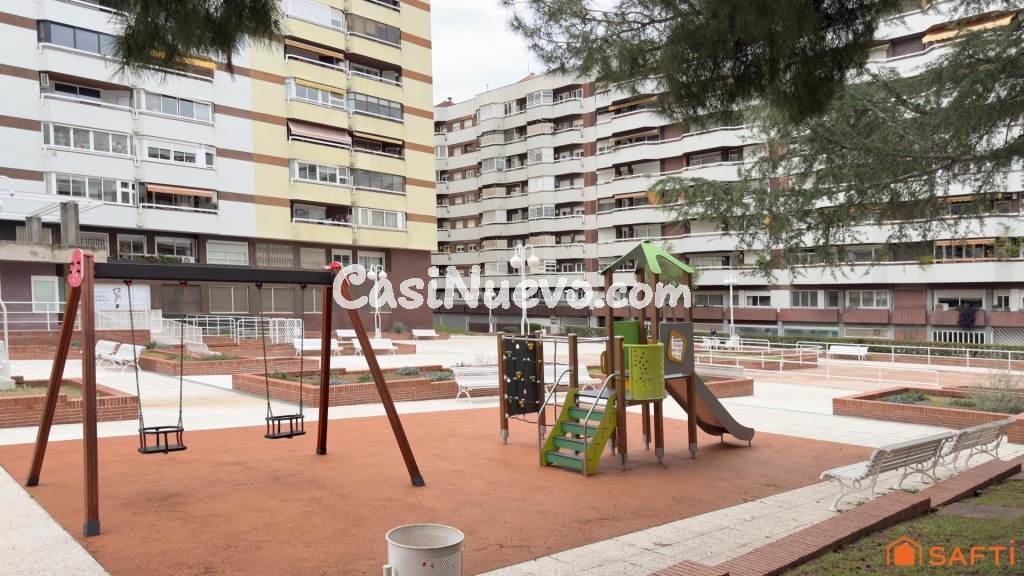 Luminoso piso con galera en la zona alta de Grcia Con ascensor