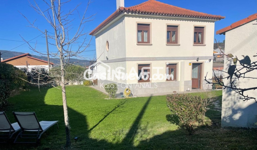 CASA UNIFAMILIAR DE CINCO DORMITORIOS, GARAJE Y JARDN.