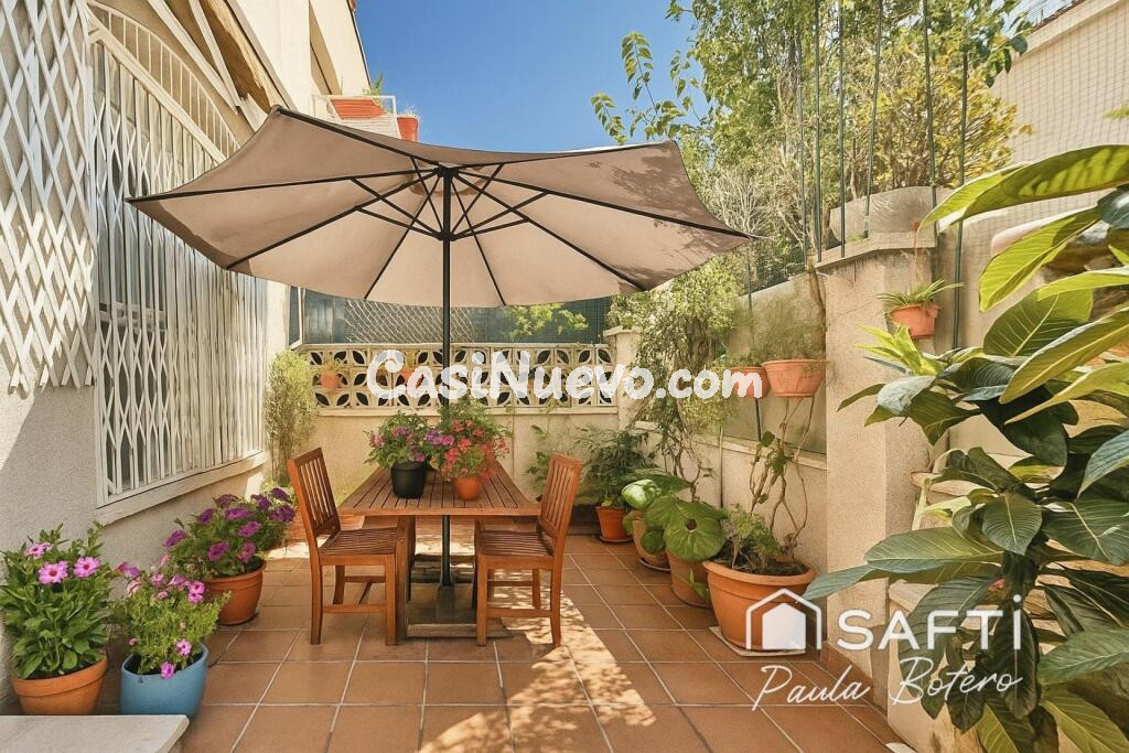 Amplia vivienda adosada en zona céntrica y tranquila.