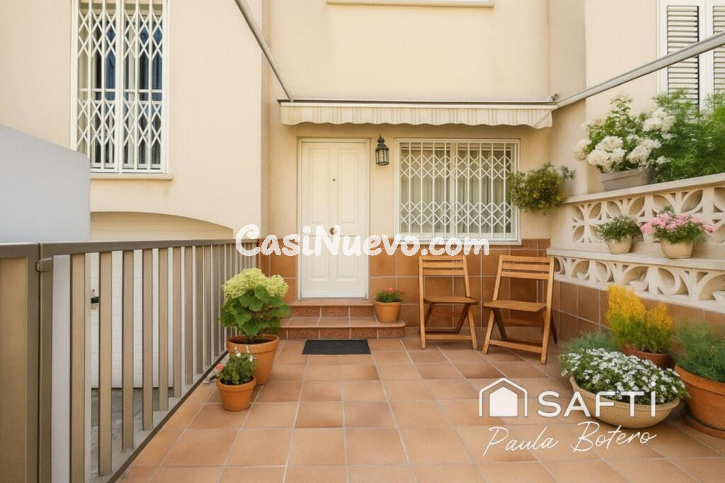 Amplia vivienda adosada en zona céntrica y tranquila.