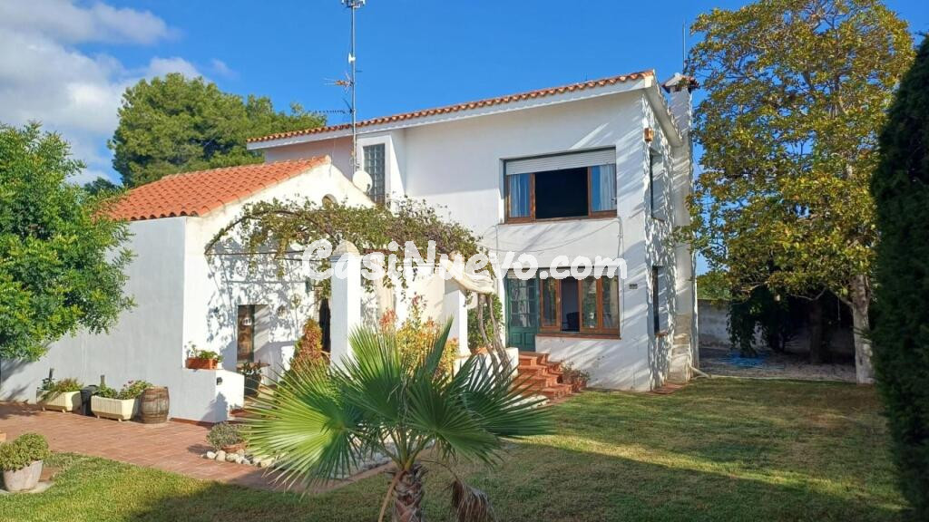 Chalet con piscina, cerca de la playa de Vinaròs en una parcela de 1885 m2. Visítalo!